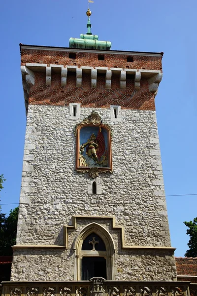 Флорианские ворота на улице Флорианской в Кракове, Польша — стоковое фото