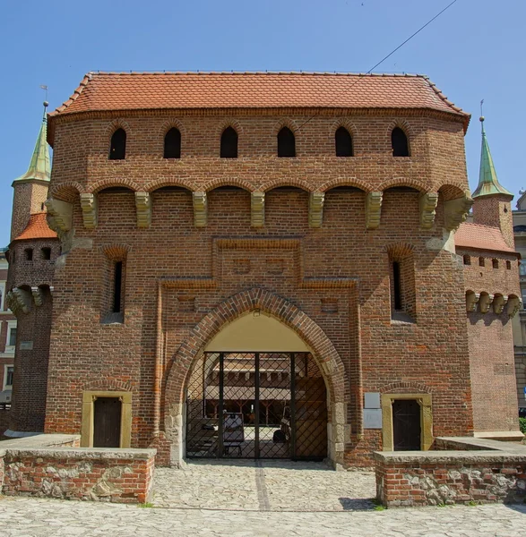 Krakow barbican. Kale, eski şehir duvarlarının bağlı. — Stok fotoğraf