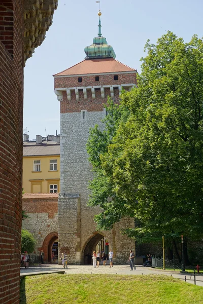 Флорианские ворота на улице Флорианской в Кракове, Польша — стоковое фото