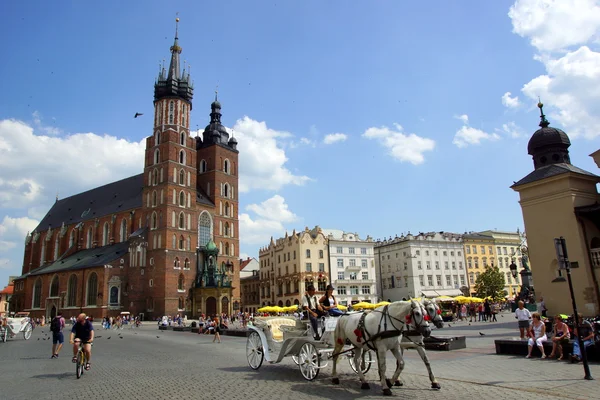 St mary's kyrka, kosciol mariacki, på stora torget i Krakow, Polen — Stockfoto
