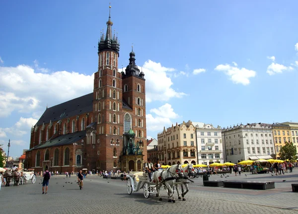 Igreja de Santa Maria, Kosciol Mariacki, na praça principal do mercado em Cracóvia, Polônia — Fotografia de Stock