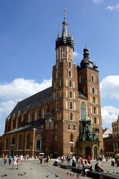Iglesia de Santa María, Kosciol Mariacki, en la Plaza del Mercado de Cracovia, Polonia —  Fotos de Stock