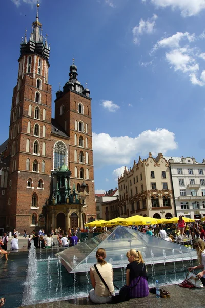 Εκκλησιών, mariacki kosciol του St mary, στο η κεντρική πλατεία της αγοράς στην Κρακοβία, Πολωνία — Φωτογραφία Αρχείου