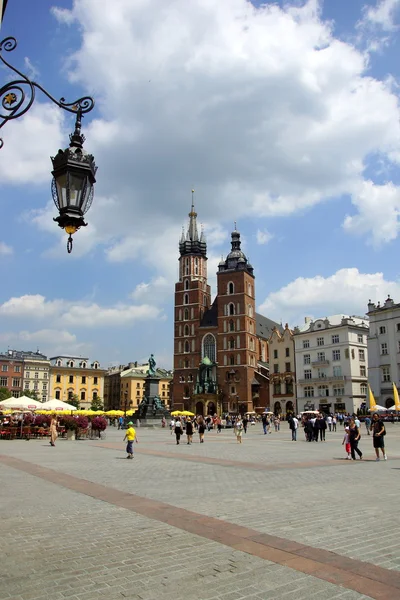 Kostel, kosciol mariacki Mariánský, na hlavním náměstí v Krakově, Polsko — Stock fotografie