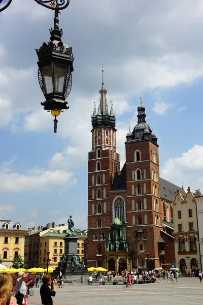 Εκκλησιών, mariacki kosciol του St mary, στο η κεντρική πλατεία της αγοράς στην Κρακοβία, Πολωνία — Φωτογραφία Αρχείου