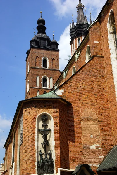聖マリア教会、kosciol mariacki、ポーランド、クラクフのメイン マーケット広場で — ストック写真