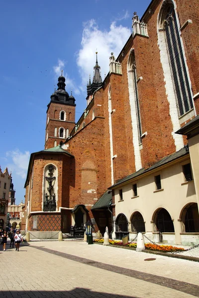 聖マリア教会、kosciol mariacki、ポーランド、クラクフのメイン マーケット広場で — ストック写真