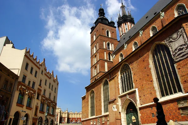 Церковь Святой Марии, Kosciol Mariacki, на главной Рыночной площади в Кракове, Польша — стоковое фото