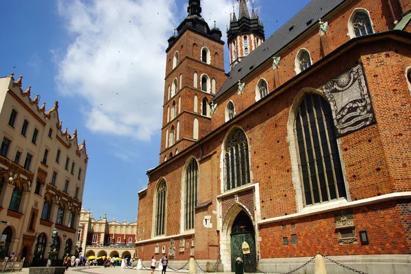 Igreja de Santa Maria, Kosciol Mariacki, na praça principal do mercado em Cracóvia, Polônia — Fotografia de Stock