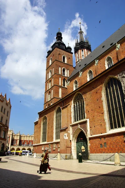 Iglesia de Santa María, Kosciol Mariacki, en la Plaza del Mercado de Cracovia, Polonia — Foto de Stock