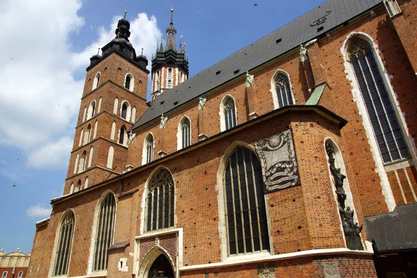 圣玛丽大教堂，教堂村 mariacki，在克拉科夫，波兰主要市场广场 — 图库照片