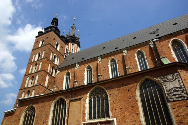 Chiesa di Santa Maria, Kosciol Mariacki, nella piazza principale del mercato di Cracovia, Polonia — Foto Stock
