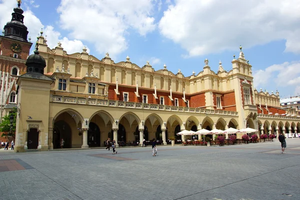 Antiguo salón de tela, Sukiennice en la plaza principal de Cracovia, Polonia —  Fotos de Stock