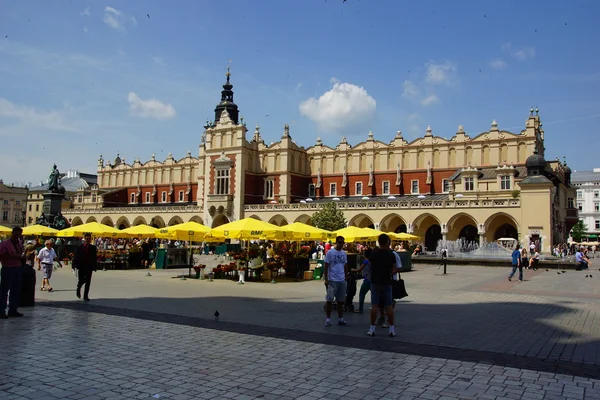 Staré Sukiennice, nabízí na hlavním náměstí krakow, Polsko — Stock fotografie