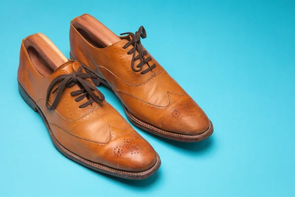 OPALAĆ modne męskie buty akcentem na jasnym tle niebieski — Zdjęcie stockowe