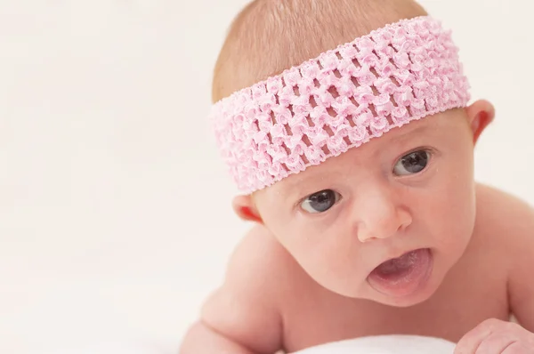 女婴与粉红丝带 — 图库照片