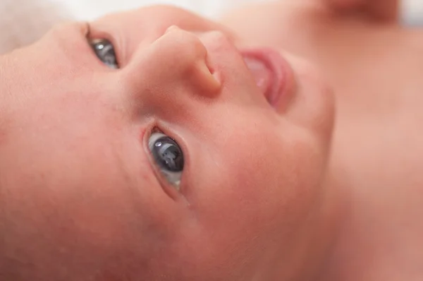Primer plano del bebé con la cara sonriente — Foto de Stock