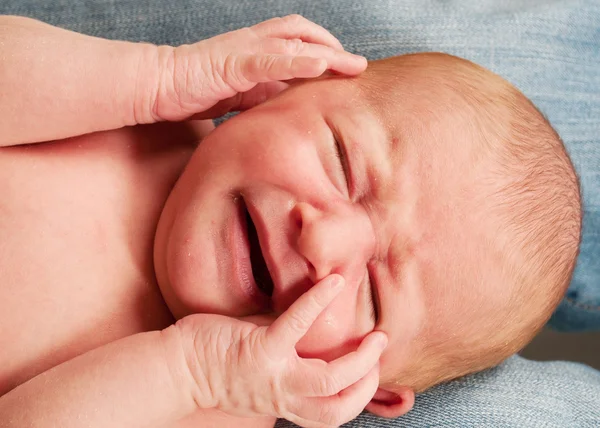 Bebé llorón —  Fotos de Stock