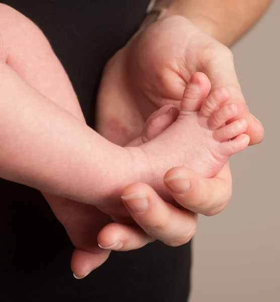 Bebe ayak tutan — Stok fotoğraf