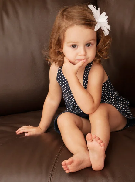 Menina com flor no cabelo — Fotografia de Stock