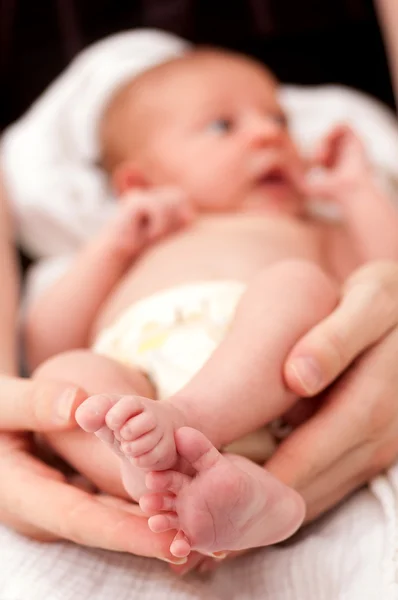 Porträtt av fötterna av det nyfödda barnet — Stockfoto