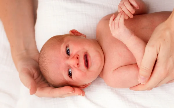De pasgeborene op vaders handen — Stockfoto