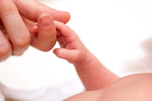 Sosteniendo la mano del bebé — Foto de Stock
