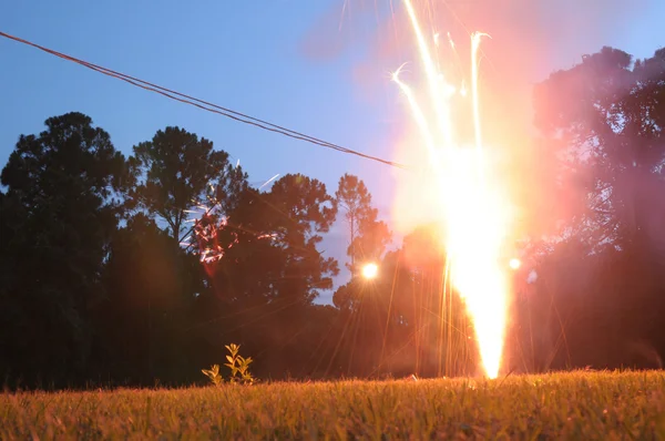 Vuurwerk in de achtertuin — Stockfoto