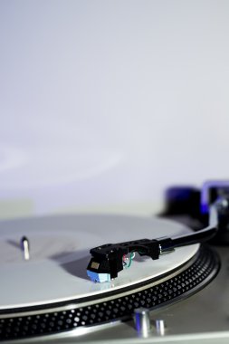 Beyaz vinil plak çalar