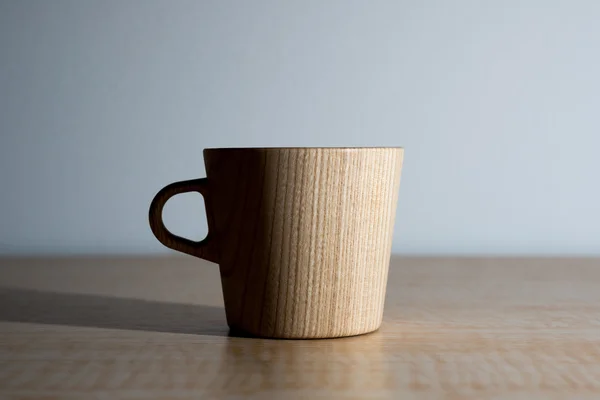 Taza de madera en la mesa — Foto de Stock