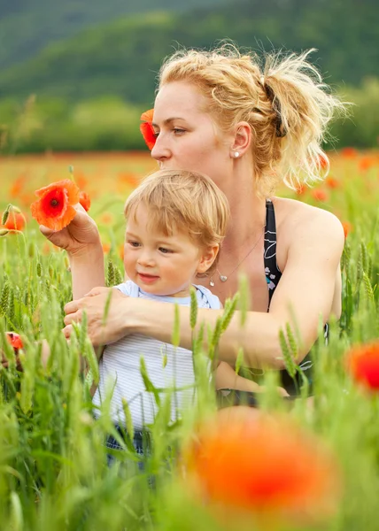 母亲和儿子在罂粟的字段 — 图库照片