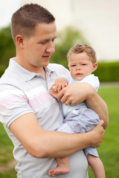 Pappa håller sin son — Stockfoto