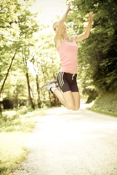 Adatto donna caucasica saltando — Foto Stock
