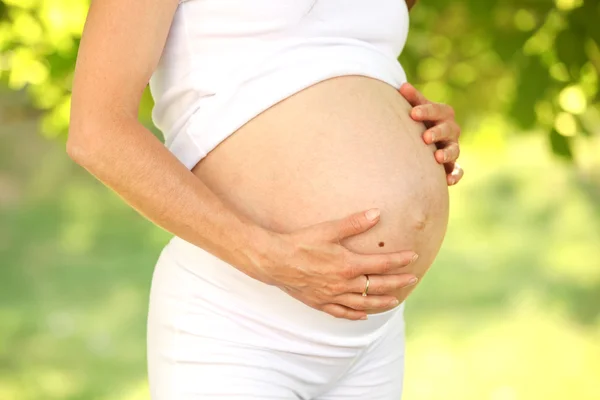 Giovane e in forma donna incinta in natura — Foto Stock