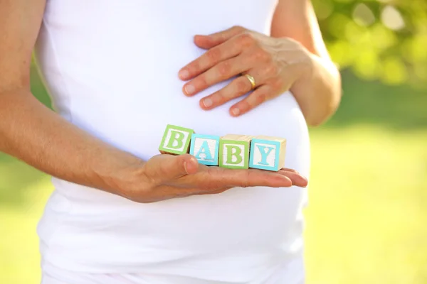 Έγκυος γυναίκα που κρατά το μωρό λέξη — Φωτογραφία Αρχείου