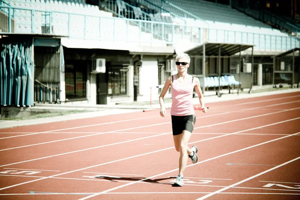 Fit kaukasische Frau läuft — Stockfoto