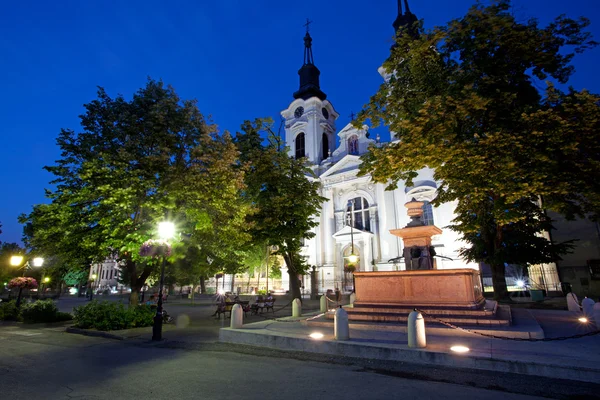 Kilde og kirke i Sremski Karlovci om natten – stockfoto