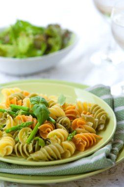 tabak kuşkonmaz ve fesleğen pesto ile lezzetli makarna