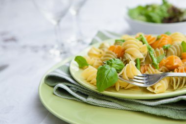 tabak kuşkonmaz ve fesleğen pesto ile lezzetli makarna