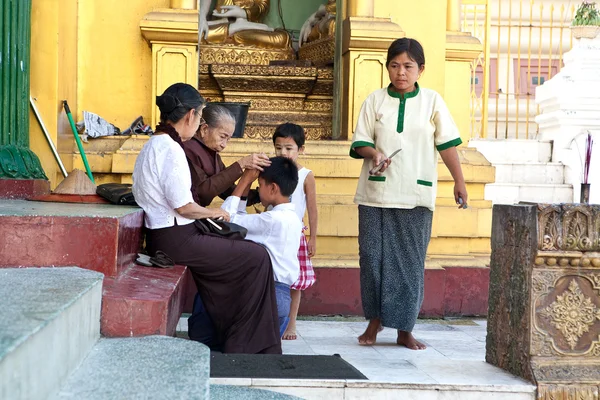 Yangon, Mianmar - Jan 28. Senior buddhista apáca — Stock Fotó