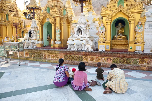 ヤンゴン、ミャンマー - 1 月 28 日。シニアの仏教の尼僧 — ストック写真