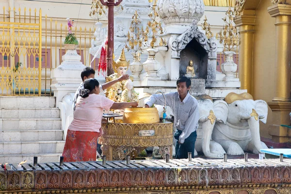 YANGON, MIANMAR - GENNAIO 28. devoti buddisti che offrono preghiere . — Foto Stock