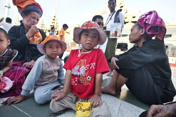 Yangon, myanmar - jan 28. chudé rolnické rodiny čekají dary na festivalu plný měsíc leden 28 2010, yangon, myanmar. — Stock fotografie