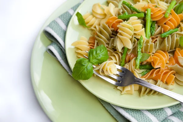 Deska skvělé těstoviny s chřestem a bazalkovým pestem — Stock fotografie