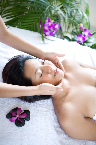 Mujer joven disfrutando de un día de masaje en el spa — Foto de Stock