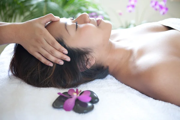 Mujer joven disfrutando de un día de masaje en el spa —  Fotos de Stock