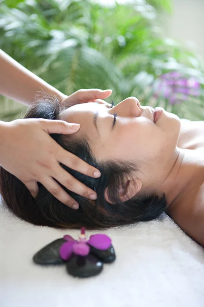 Mujer joven disfrutando de un día de masaje en el spa — Foto de Stock