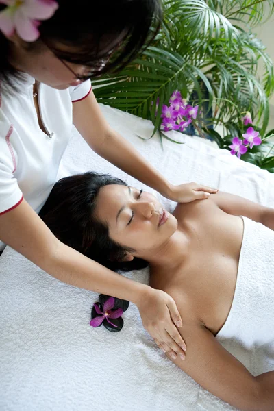 Giovane donna godendo di una giornata di massaggio presso il centro benessere — Foto Stock