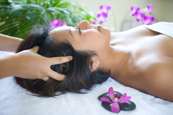 Молода жінка насолоджується масажним днем у спа-центрі — стокове фото