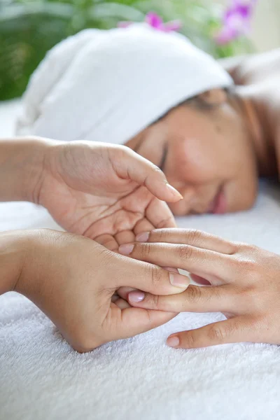 Young woman enjoying a massage day at the spa — Stock Photo, Image